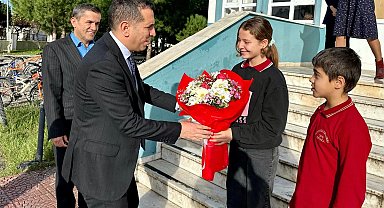 Kaymakam Aktaş'ı öğrenciler çiçekle karşıladı