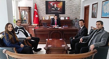 Kaymakam Demirci, İspanya'ya gidecek öğretmenleri kabul etti, başarılı öğrencileri ödüllendirdi