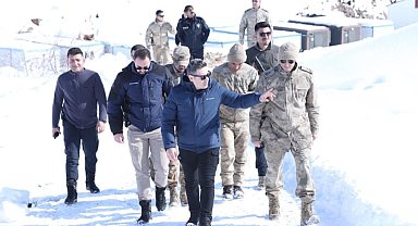 Kaymakam Özçelik'ten üs bölgesine ziyaret