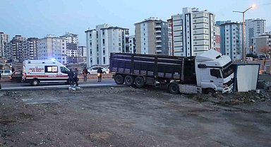 Kayseri'de faciadan dönüldü: Yoldan çıkan tır konteynıra girdi