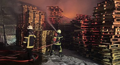 Kayseri'de Palet Üretim Tesisi'nde çıkan yangın 1 saatte kontrol altına alındı
