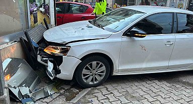 Kaza sonrası savrulan otomobilin çarptığı yaya ağır yaralandı