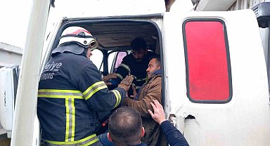 Kaza sonrası sıkışan kamyon şoförünü itfaiye kurtardı