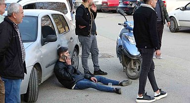 Kaza yapan motosiklet sürücüsü yattığı yerde ambulansı sigara içerek bekledi