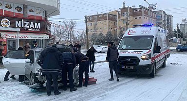 Kaza yapan otomobil, iş yerindeki tavuk pişirme makinesine çarptı: 1 yaralı