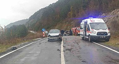 Kaza yapan Tofaş marka otomobil hurdaya döndü: Sürücüyü itfaiye kurtardı
