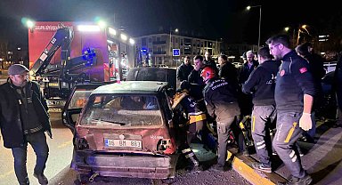 Kazada araçta sıkışan kadını itfaiye kurtardı