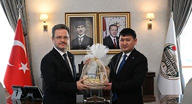 Kazakistan Başkonsolosu Nuriddin Amankul, Vali Ünlü'yü ziyaret etti