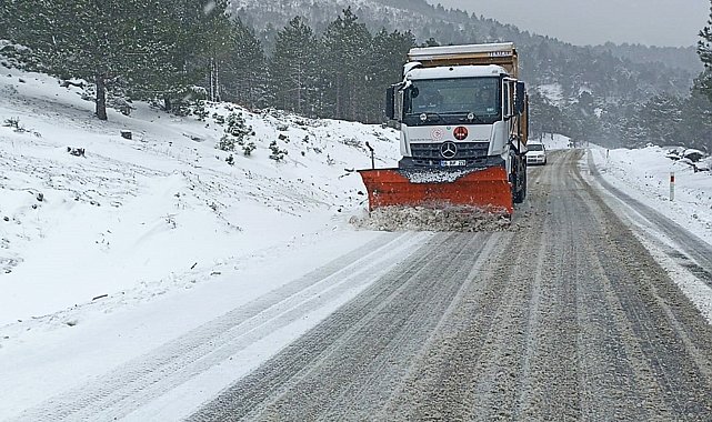 Kazdağları'nda kar yağışı trafiği olumsuz etkiliyor