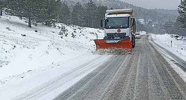 Kazdağları'nda kar yağışı trafiği olumsuz etkiliyor