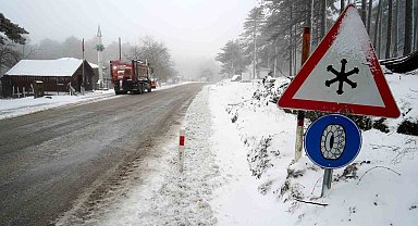 Kazdağları'nda kar yağışı ve tipi hayatı olumsuz etkiliyor