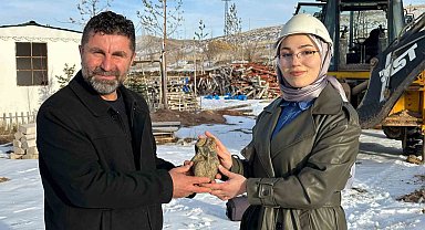 Kazı çalışmasında çıkan göktaşı olabileceği düşünülen kalp şeklindeki taş merak uyandırdı