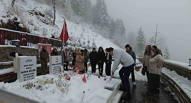 Kepsutlu öğrenciler Şehit Eren Bülbül'ü mezarı başında andı