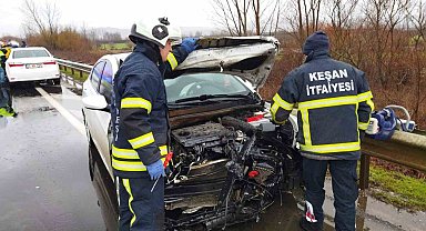 Keşan'da bariyerlere çarpan otomobildeki 4 kişi yaralandı