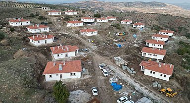Kilis'te depremzedeler için yapılan köy evlerinin inşası sürüyor