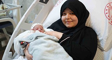 Kırıkkale'de 2023 yılının son bebekleri dünyaya geldi: Biri anne kucağında, diğeri kuvözde yeni yıla girdi