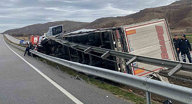 Kırıkkale'de tır ile otomobil çarpıştı: 3 yaralı