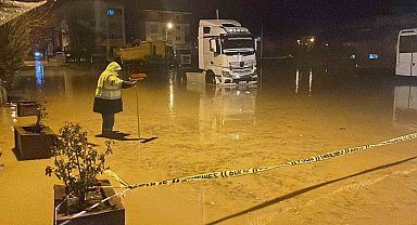 Kırklareli'de şiddetli yağış: Araçlar suya gömüldü