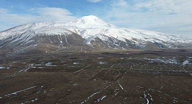Kış ayı olmasına rağmen Ağrı Dağı eteklerine kar yağmadı