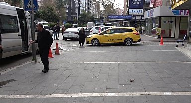 Kız kardeşini sokak ortasında dövdü