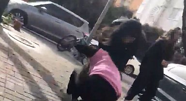 Kız öğrenciler arasında saç saça baş başa kavga