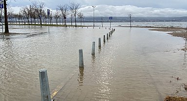 Kocaeli'de deniz taştı, sahil bandı suyla doldu