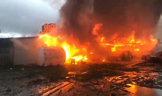 Kocaeli'de depo cayır cayır yandı, alevler gökyüzüne yükseldi