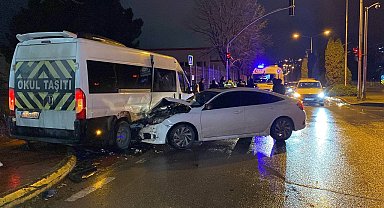 Kocaeli'de servis minibüsü otomobille çarpıştı: 4 yaralı