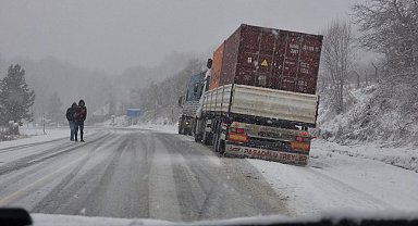 Kocayayla Geçidi yoğun kar yağışı nedeniyle tırlara kapatıldı