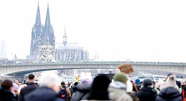 Köln'de 50 binden fazla kişi aşırı sağcı AfD Partisi'ni protesto etti