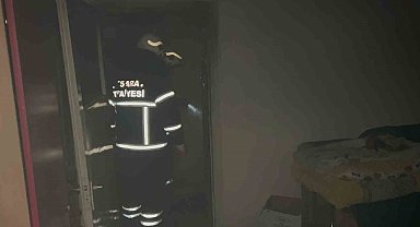 Komşularının yardımıyla oğlunu yanmaktan son anda kurtardı