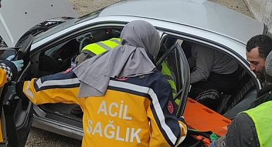 Kontrolden çıkan araç karayolunda bakım yapan ekiplerin aracına çarptı: 1 yaralı