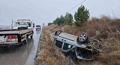Kontrolden çıkan araç şarampole devrildi: Sürücü burnu bile kanamadan kurtuldu