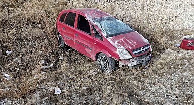 Kontrolden çıkan araç takla atarak karşı şeride geçti: 2 yaralı