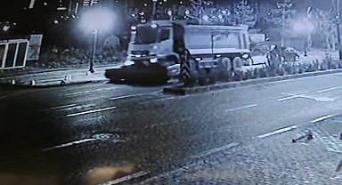 Kontrolden çıkan kamyon çarptığı 8 araçtan 1'ini metrelerce sürükledi