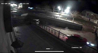 Kontrolden çıkan otomobil iş yerinin bahçesine uçtu