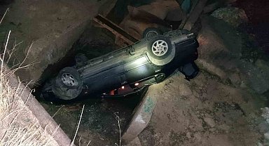 Kontrolden çıkan otomobil sulama kanalına düştü: 2 yaralı