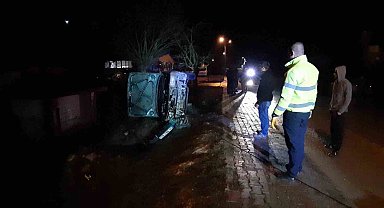 Kontrolden çıkan otomobil yan yattı: 2 yaralı