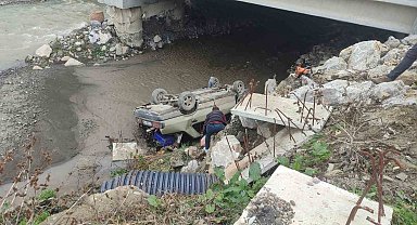 Kontrolden çıkan Tofaş, 3 metre yükseklikten çaya uçtu: 3 yaralı