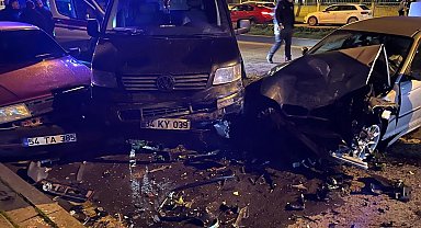 Kontrolden çıkarak karşı şeride geçen otomobil zincirleme kazaya sebep oldu