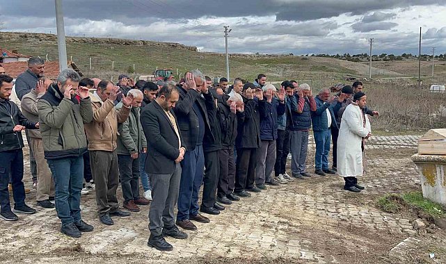 Köy merkezinde vücudunun parçaları bulunan Nazmi Önal'ın cenazesi çocuk tabutuyla toprağa verildi