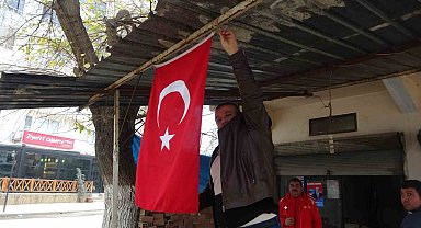Kozan'da esnaflar iş yerlerini Türk bayrakları ile donattı
