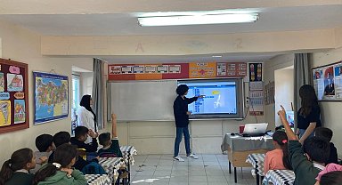 Kozan'da üniversite öğrencileri, teknolojiyle köy okullarına ışık tutuyor