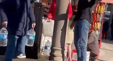 Kuaförde tıraş olurken sular kesildi, 2 müşteri yüzleri maskeli çeşmeye koştu
