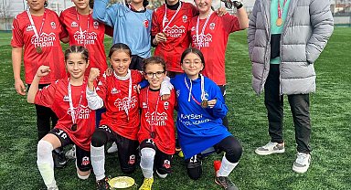 Küçük kızlar futbolda 75. Yıl Mühibe Germirli Ortaokulu Kayseri Şampiyonu