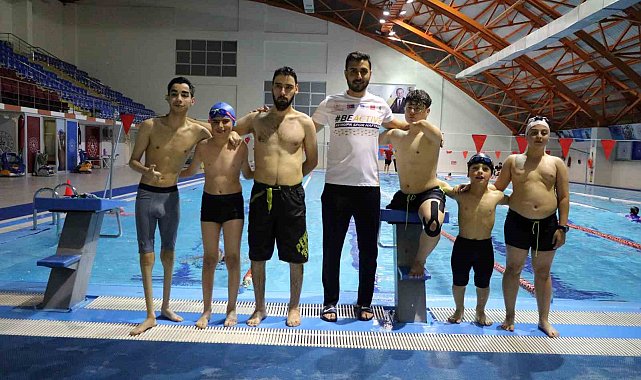 Kulaç atarak engelleri aşıyorlar