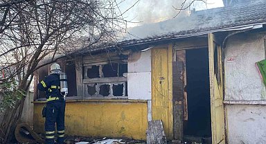 Kullanılmayan evden çıkan dumanlar itfaiyeyi harekete geçirdi