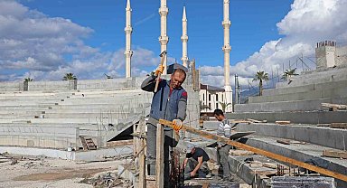 Kumluca Atatürk Stadyumu'nun kaba inşaatı yüzde 85 tamamlandı