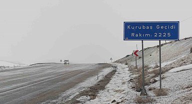 Kurubaş ve Güzeldere Geçidi'nde kar ve sis etkili oluyor