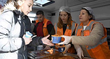 Kuşadası Belediyesi'nden makarna ve ayran ikramı